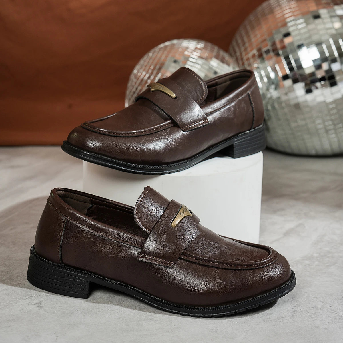 Retro Style Simple Casual Women's Sneakers Lightweight Comfort Loafers 2026 New Metal Decor Round Toe Women Shoes Tenis De Mujer